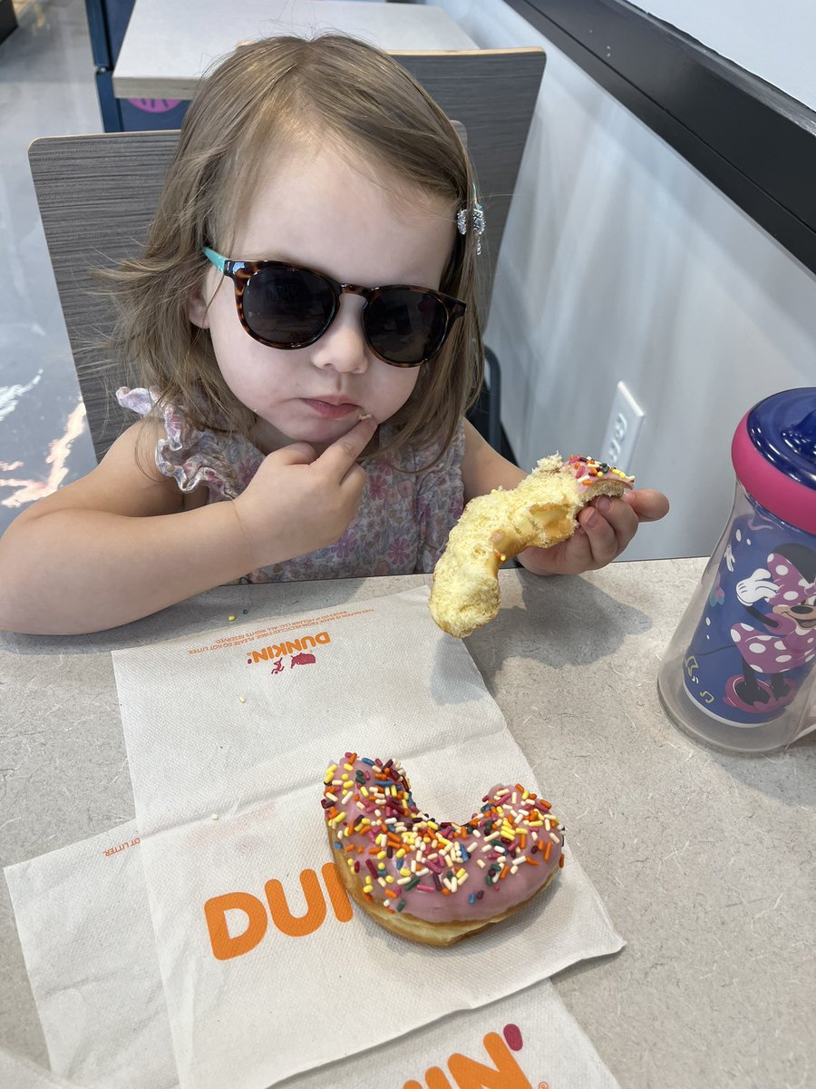 rgrind's tweet photo. How do you eat your donut? #FrostingFirst @dunkindonuts https://t.co/5bk6exChpB