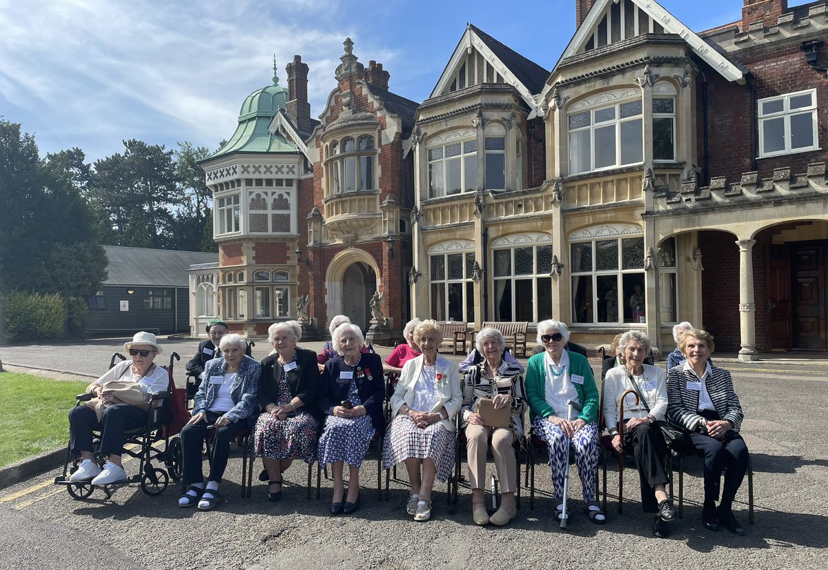 _RebeccaFoy's tweet photo. A beautifully sunny day @bletchleypark for the Annual Veterans’ Reunion. Many of the 17 gathered are 100 yo or more this year! Fabulous to have such a great turn out! https://t.co/6iPdFsI9Rl