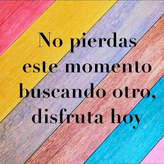 La gente positiva, se cae, se levanta, se sacude, se cura los raspones, le sonríe a la vida y dice: ¡Ahí voy de nuevo!☀️💐☀️