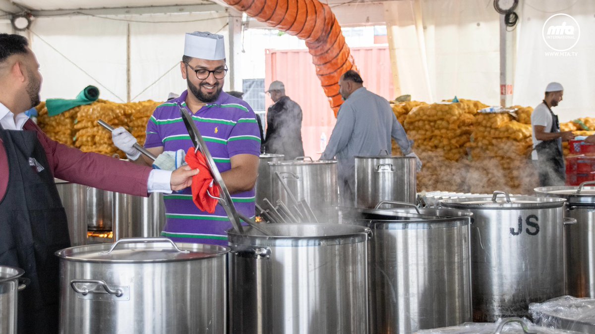 JalsaConnect's tweet photo. Another blessing for the guests of the Promised Messiah (as) is the delicious langar khana available over the #JalsaGermany period, prepared by our amazing volunteers.
What's your favourite?
#JalsaConnect #HungerForLangar https://t.co/6NDiPOVgQA