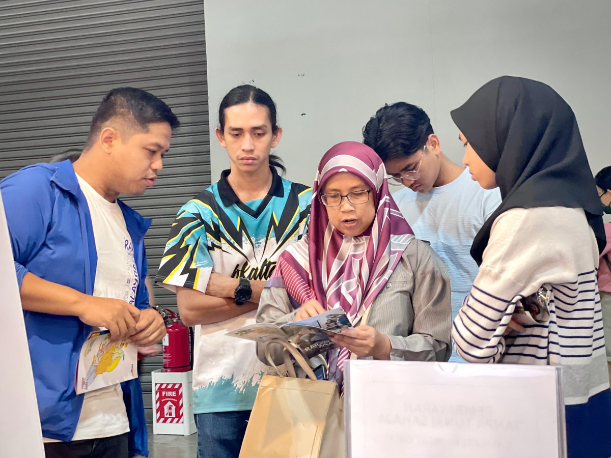 ktm_berhad's tweet image. 𝐑𝐚𝐧𝐠𝐤𝐮𝐦𝐚𝐧 𝐇𝐚𝐫𝐢 𝐓𝐞𝐫𝐚𝐤𝐡𝐢𝐫 𝐌𝐚𝐭𝐭𝐚 𝐅𝐚𝐢𝐫 𝐒𝐞𝐩𝐭𝐞𝐦𝐛𝐞𝐫 𝟐𝟎𝟐𝟑 𝐝𝐢 𝐌𝐈𝐓𝐄𝐂

Terima kasih kepada semua pengunjung yang singgah di Booth KTMB untuk membeli tiket dan barangan Rail Boutique KTMB.

#MattaFair #MITEC #KTMB #ETS #KTMKomuter