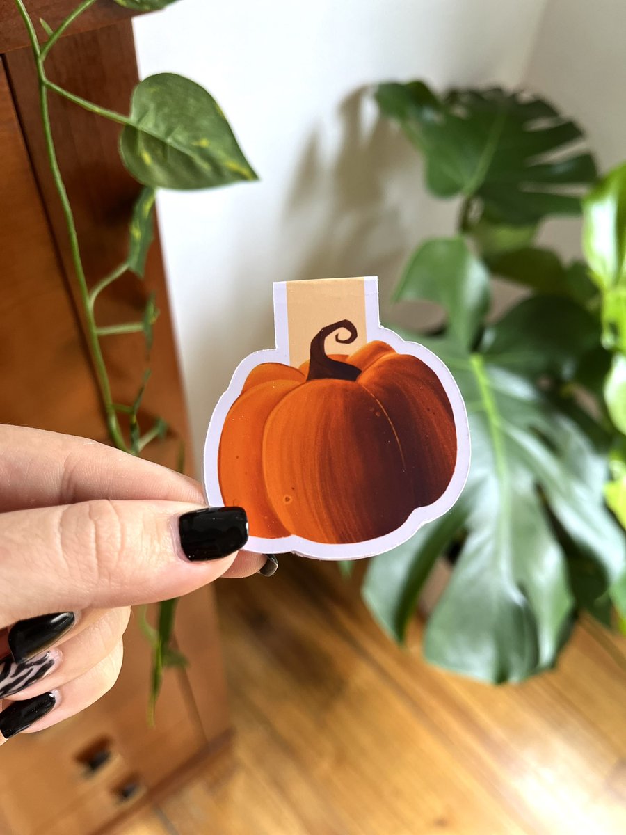 _Niightingale's tweet photo. Nuevos marcapáginas magnéticos ✨

Estos cuatro diseños estarán disponibles este mes en mi tienda de Etsy! ☺️🍂 Pronto os confirmaré la fecha! 

Espero que os gusten 🎃✨ https://t.co/TZKKYKS5JL