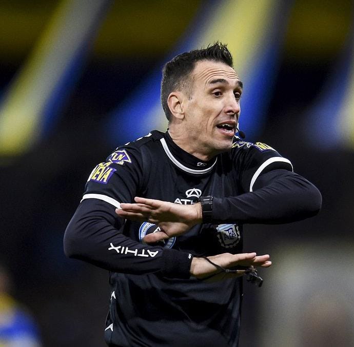 JuanchiEgido's tweet photo. 🔴 No fue un solo horrendo arbitraje de Rey Hilfer. También hay que criticar la pésima labor de Pablo Dóvalo en el VAR: no vio el penal de Morales y no lo llamó para que lo echen a De Blasis.

▶️ Otro dato: era el juez de #Independiente-Colón (planchazo a Aguilar en el gol). https://t.co/jK9D87Jn48