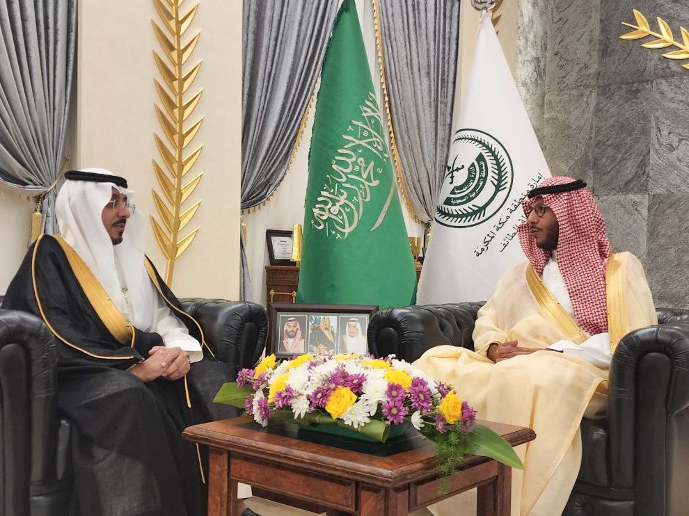 سمو #محافظ_الطائف الأمير #سعود_بن_نهار 
 يلتقي مدير التحريات الإدارية بالمحافظة العقيد عبدالوهاب سعود أبو نقطه المتحمي