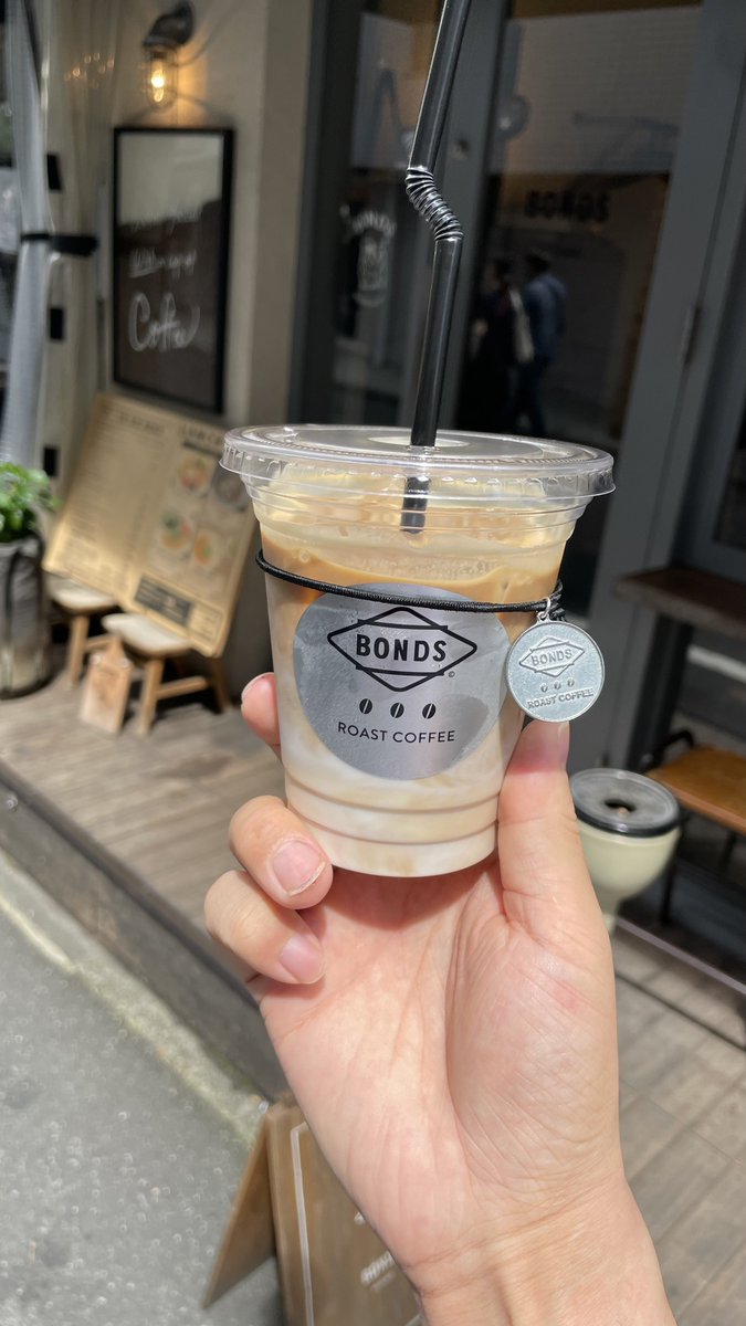 yourcafess's tweet photo. BONDS MEGURO
ドリンク��はBONDSコインがついていて
たくさん集めるとBONDSグッズと交換できるみたいです！めちゃ可愛い。 https://t.co/DZVJgLFLuH