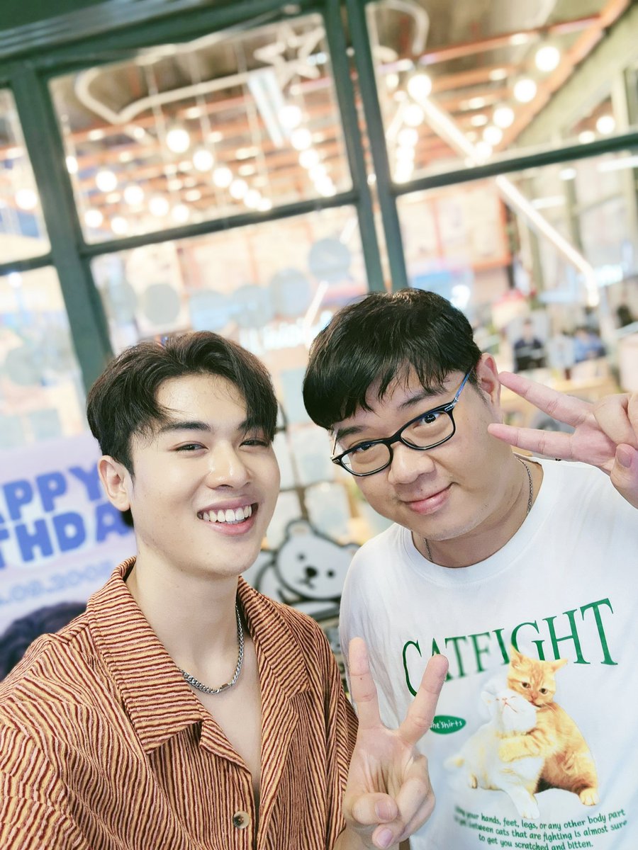 icebrownbear's tweet photo. ความน่ารักของน้องดอลล่าร์ตอนขอเซลฟี่คือน้องเอากล้องไปถ่ายเองเลย มุมที่ออกมาเลยดีมากๆ ใกล้ชิดมากๆ
@dollar_patchara 
#HBDDollar18th #dollar_patchara 
#stmdthailand #BornToBeYTheSeries https://t.co/tiK9aLAMz8