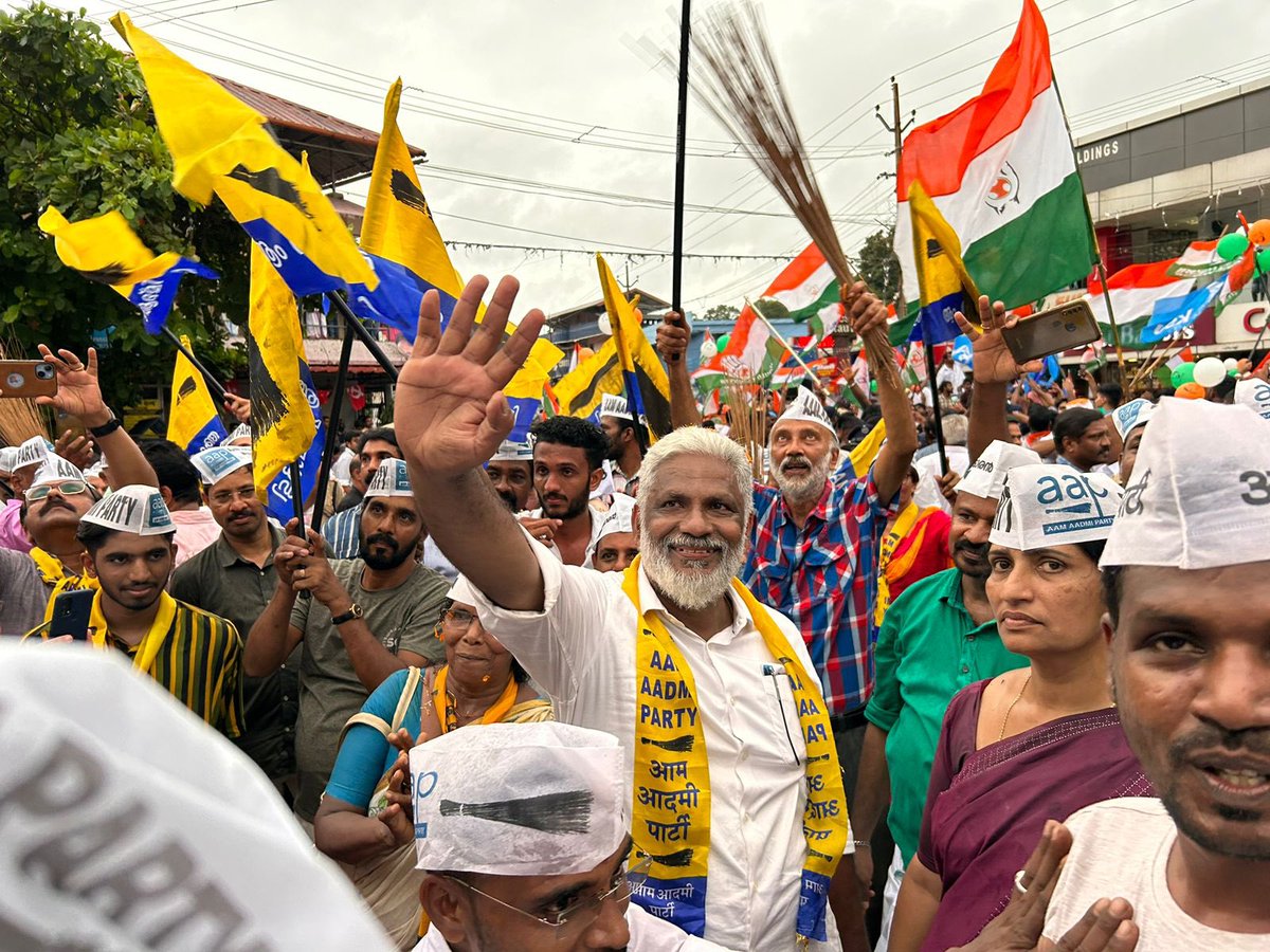 aapkerala's tweet photo. പുതുപ്പള്ളി ഉപതിരഞ്ഞെടുപ്പിലെ ആം ആദ്മി പാർട്ടി സ്ഥാനാർഥി ശ്രീ ലൂക്ക് തോമസിന്റെ പ്രചാരണത്തിന് ആവേശകരമായ സമാപനം. കേരളരാഷ്ട്രീയത്തിൽ ഒരു പുതുയുഗപ്പിറവി കുറിക്കാൻ ഇത്തവണ ആം ആദ്മി പാർട്ടിക്ക് കഴിയും. പുതുപ്പള്ളിയിലെ വോട്ടർമാർ ആം ആദ്മി പാർട്ടിയെ ഹൃദയത്തിൽ സ്വീകരിച്ചു കഴിഞ്ഞു. https://t.co/MKJ8oD3FsS
