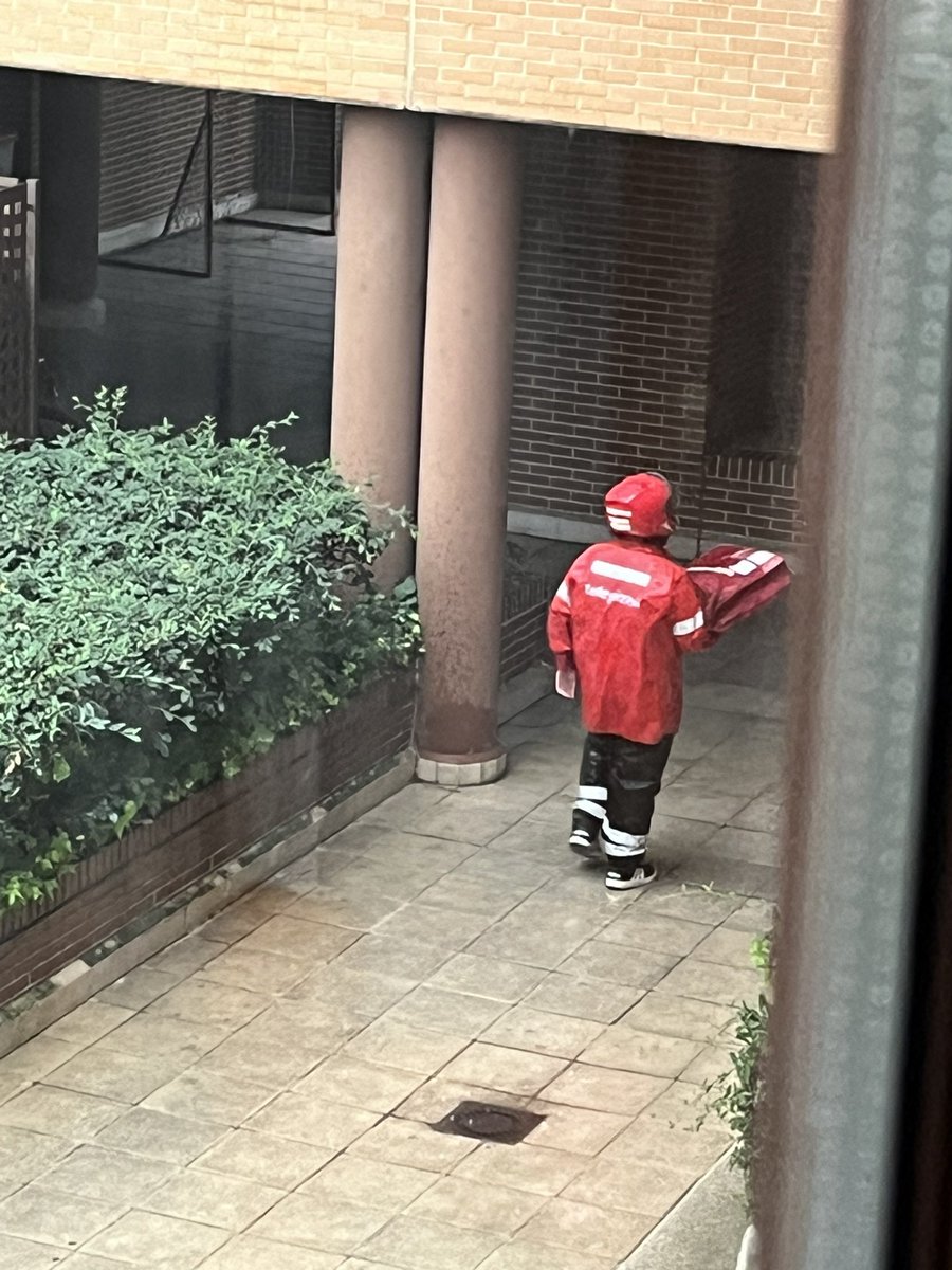 RebecaSR_97's tweet photo. Ya hay que ser mala gente para pedir a domicilio con una alerta por inundación y @telepizza_es se os debería caer la cara de vergüenza https://t.co/sVCHzXuhAj