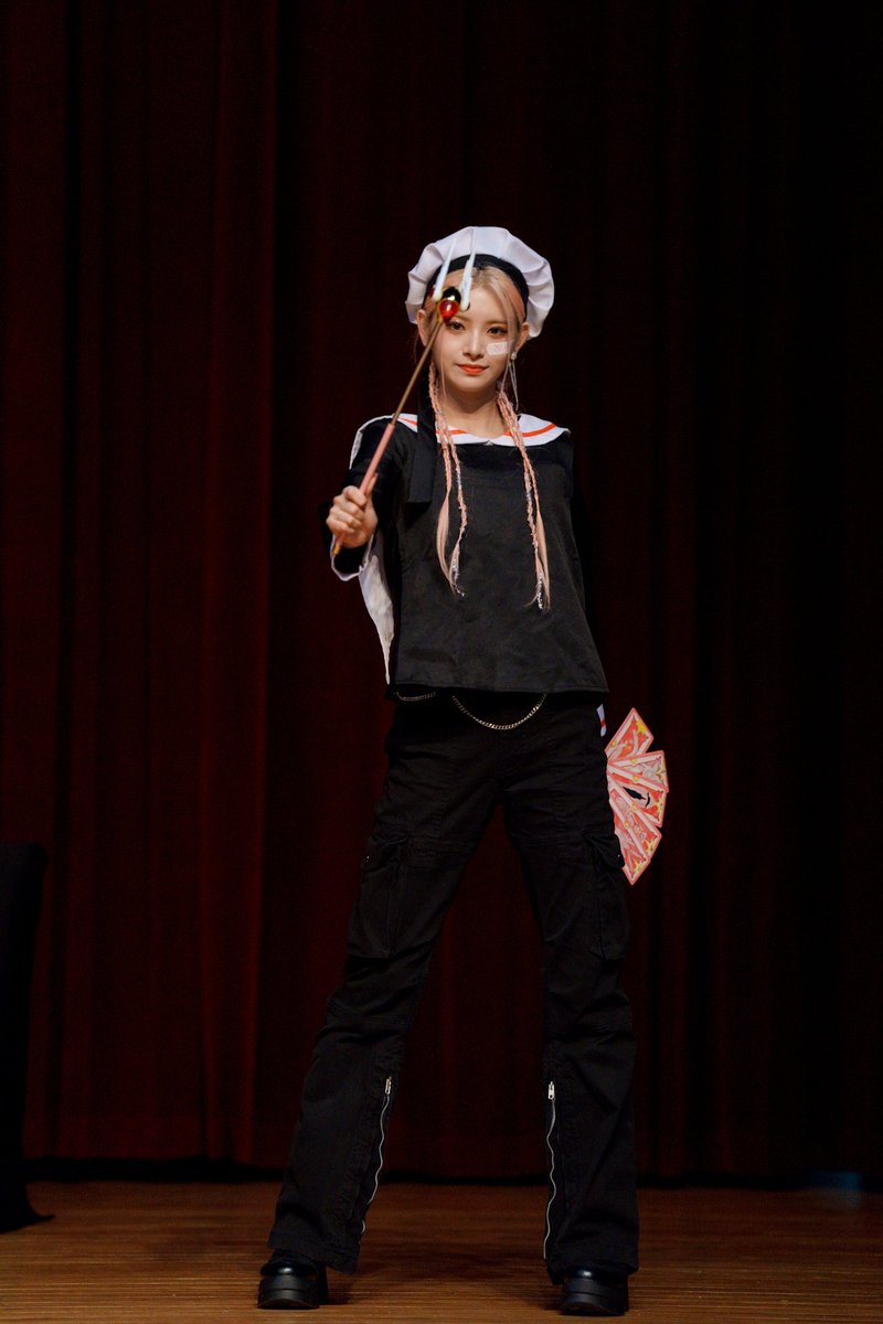 230903 미리보는 팬사인회 

왕잼민 😆 

#왕이런 #이런 #yiren #everglow #에버글로우