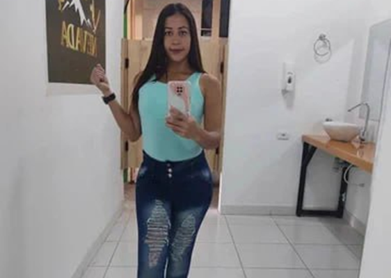 El ex concejal por el PSUV y director de la alcaldía de Mariño,Eloy José Jiménez y el cajón de su expareja y víctima Katherine Pichardo.
Recordar que el sujeto la mató quemándola viva por motivos de celos en su vivienda en Turmero,edo Aragua.
Las peleas se habian hecho habituales