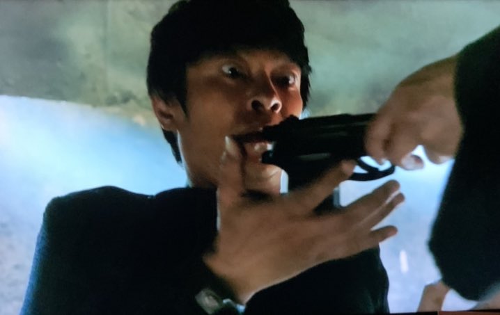 pi_f4's tweet photo. ベキは乃木が本当の息子でも
仲間を裏切り殺した乃木を息子と認めていなかったのに急に態度を変えたのは乃木が仲間を裏切ってないと確信したから。
手で重さが分かると知って、ノコルが渡した銃には一発しか入っていないことを知っていてわざと一発目は外し二発目で撃ったように見せかけたから
#VIVANT https://t.co/LVLQzfOl9g