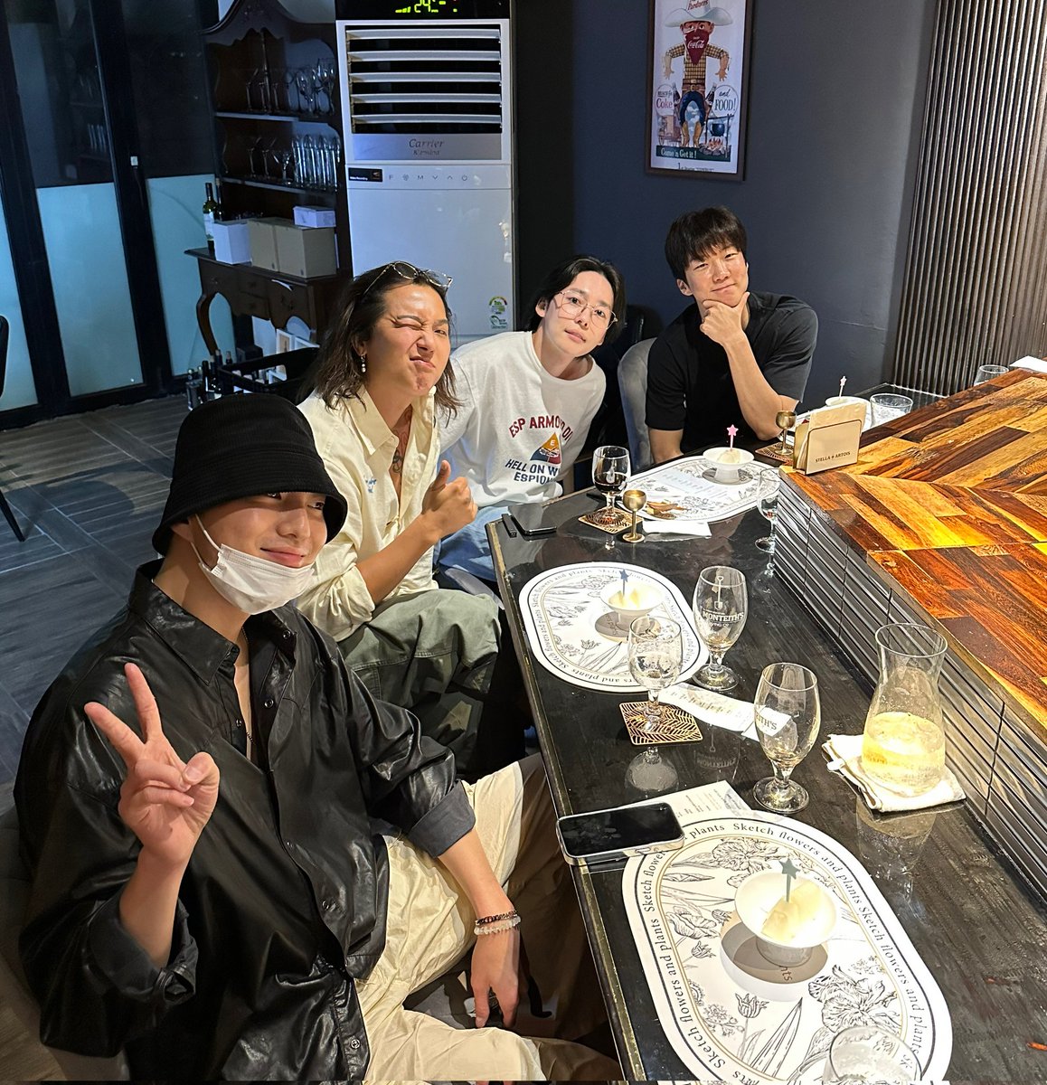 WINNERPHYG's tweet image. [🦁HOONYVERSE] 230903

WINNER to9ether celebrating our Captain's 1st vacation~~~~ Who's crying? Sending warmest fandom hug.... 💙🫂

🔗weverse.io/winner/artist/…

#WINNER #위너