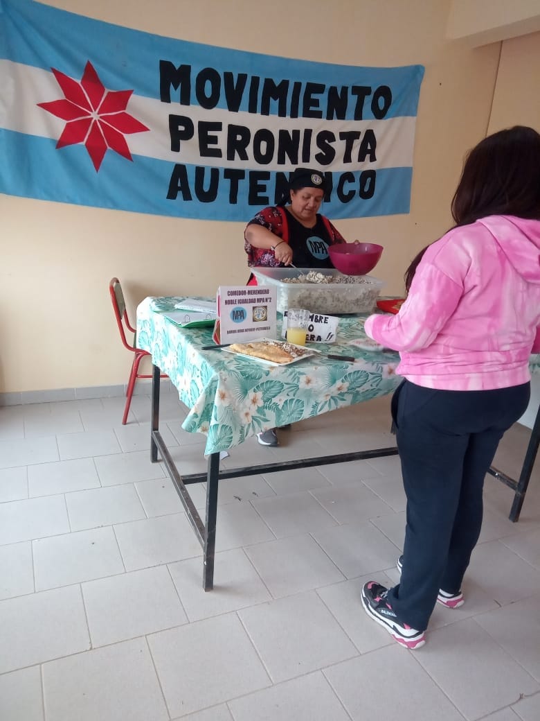 MPAPRENSA's tweet photo. MPA Comodoro Rivadavia.
El hambre no espera y nuestros compañeros y compañeras ponen manos a la obra. La militancia la entendemos como el compromiso permanente con aquellos que padecen el olvido y la injusticia.
El MPA de Comodoro es Solidaridad del Pueblo con el Pueblo. https://t.co/uvXfGuwaBm