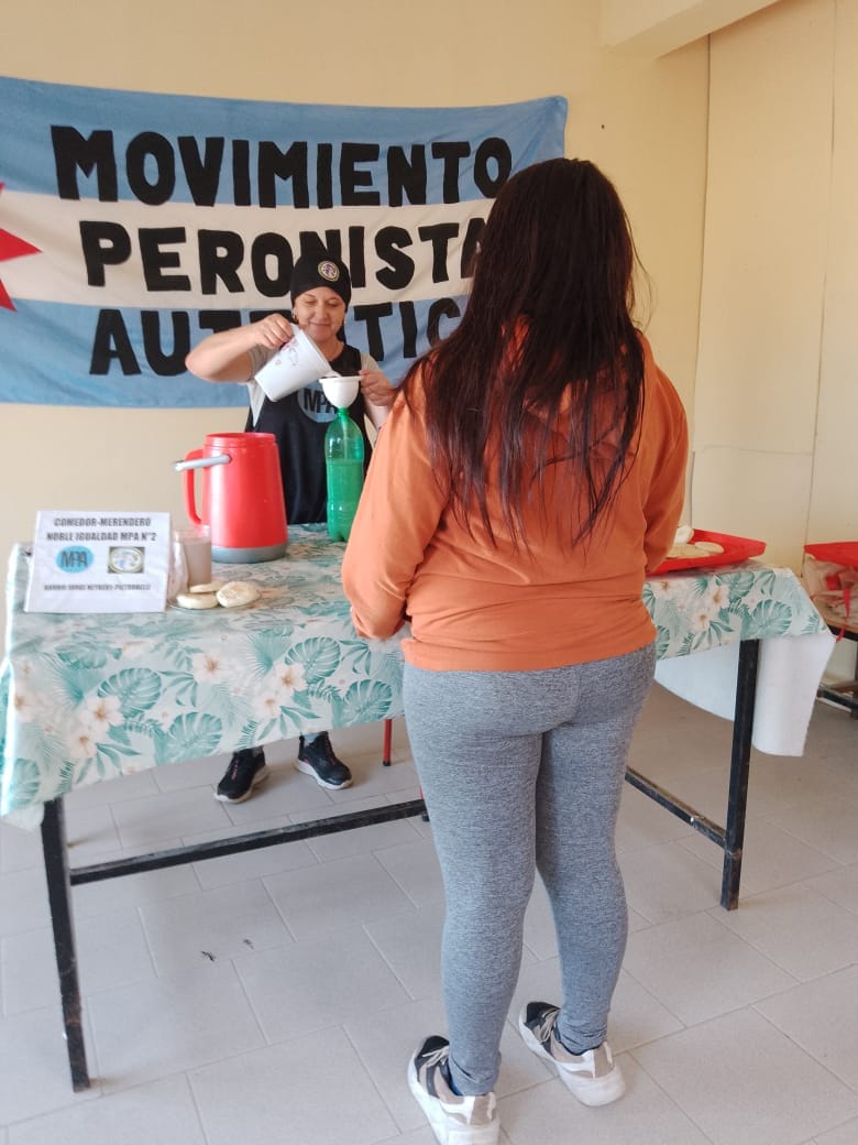 MPAPRENSA's tweet photo. MPA Comodoro Rivadavia.
El hambre no espera y nuestros compañeros y compañeras ponen manos a la obra. La militancia la entendemos como el compromiso permanente con aquellos que padecen el olvido y la injusticia.
El MPA de Comodoro es Solidaridad del Pueblo con el Pueblo. https://t.co/uvXfGuwaBm