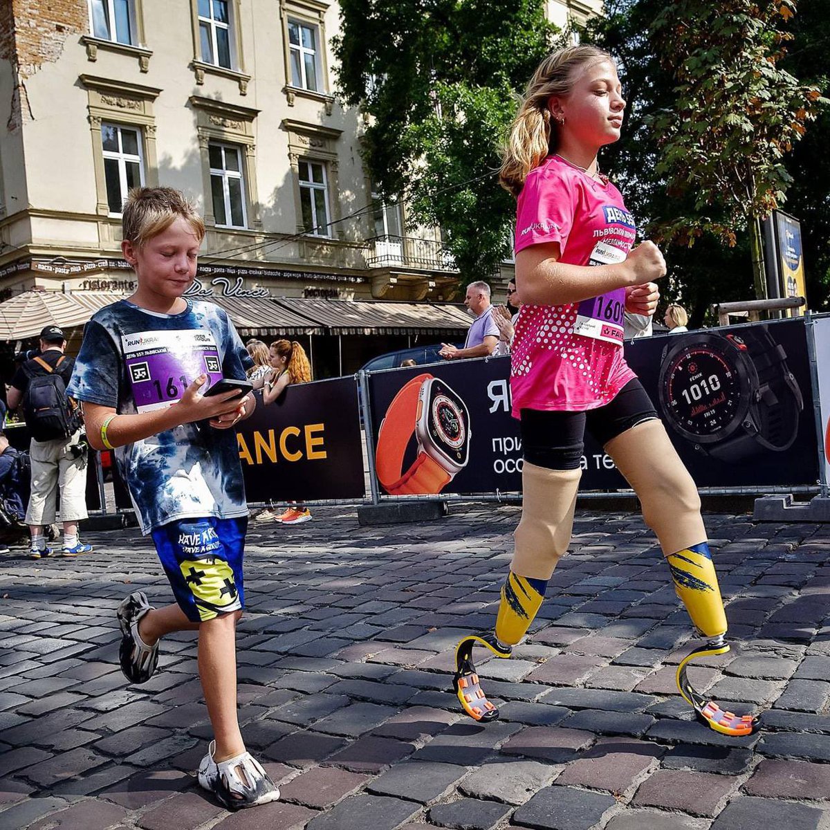 MFA_Ukraine's tweet photo. Yana lost her legs in a #Russian missile attack on #Kramatorsk railway station in 2022. Today, during the Lviv Invincibility 2023 half-marathon, the girl demonstrated incredible strength and resilience❤️‍🩹💪

📸 Vitaliy Hrabar https://t.co/K7lfcIWIpK