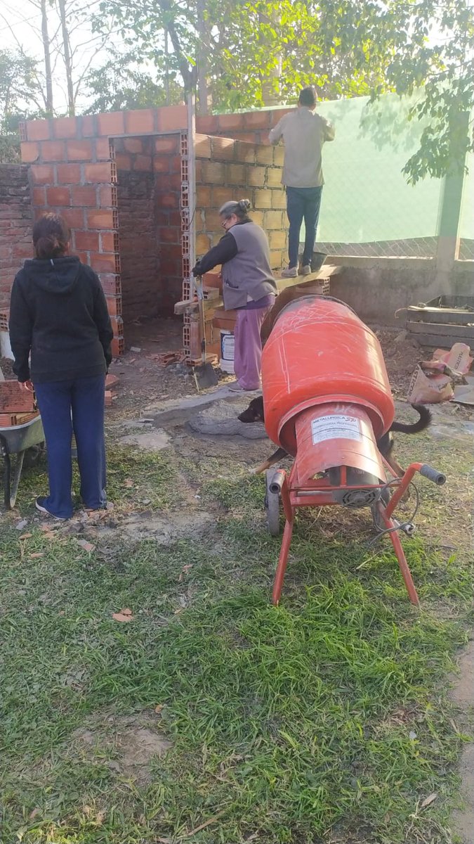 MPAPRENSA's tweet photo. MPA TUCUMÁN 

El trabajo militante de compañeras y compañeros para acondicionar el espacio de participación popular. Con muchísimo esfuerzo se  está concluyendo la obra. 
El trabajo dignifica y la militancia popular, solidaria, enaltece. https://t.co/OLuxCFn1ru