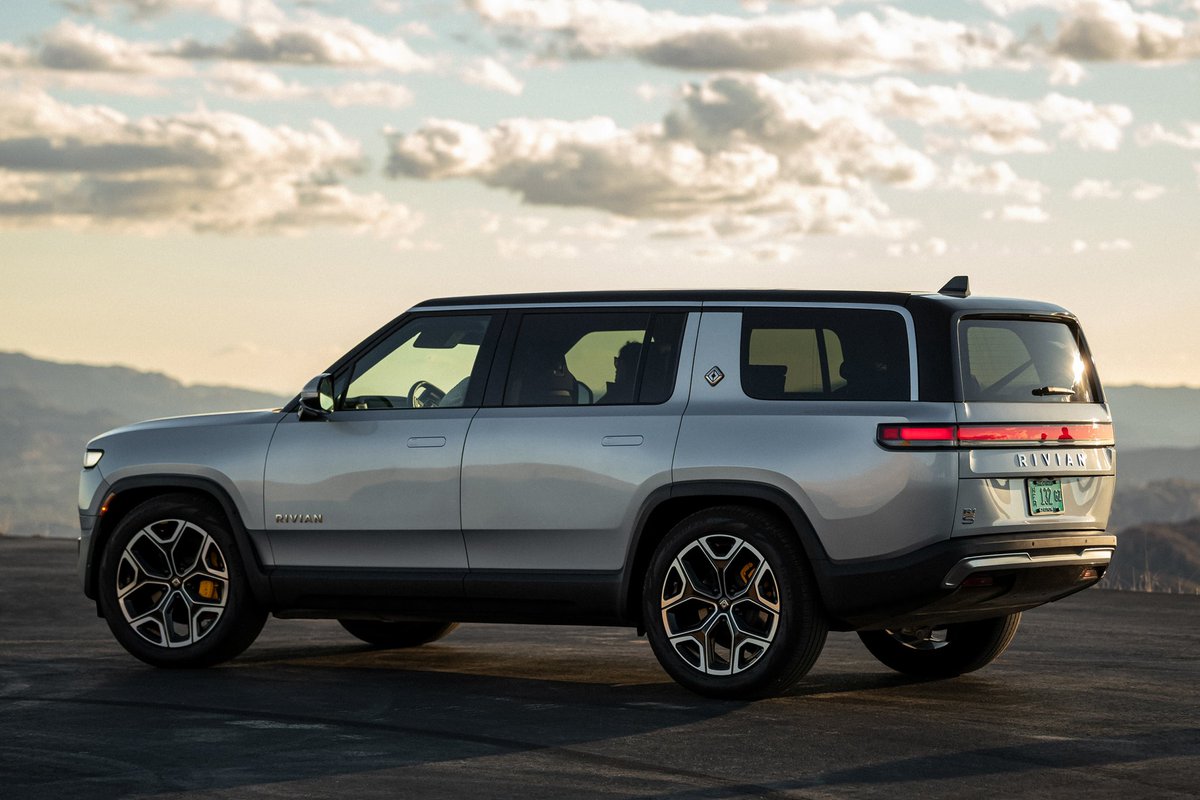 douggilkey's tweet photo. @chamath Seeing more and more of these in CO 🤷🏻 

2018 it was Tesla 
2023 it is Rivian 

( I drive a Toyota Hybrid Highlander ) https://t.co/aTuBF1nIRn