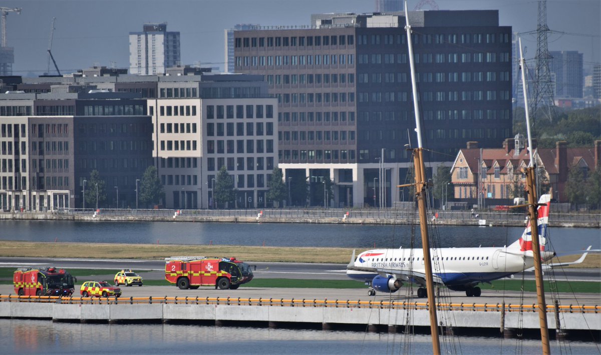 AJBC_1's tweet photo. BA E190 G-LCYR operating a flight from LCY to Malaga declared an in-flight emergency and returned to LCY under a 7700 squawk and was met by the AFS on arrival - no intervention on taxiway and made it's own way to stand.

#avgeek #LCY #Squawk7700 #Emergency 
#dlr_blog https://t.co/A88Nmb2W6x