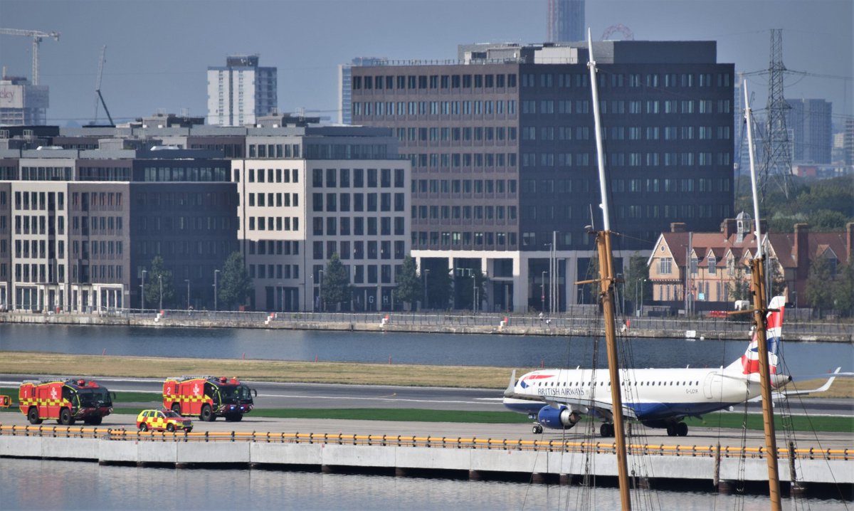 AJBC_1's tweet photo. BA E190 G-LCYR operating a flight from LCY to Malaga declared an in-flight emergency and returned to LCY under a 7700 squawk and was met by the AFS on arrival - no intervention on taxiway and made it's own way to stand.

#avgeek #LCY #Squawk7700 #Emergency 
#dlr_blog https://t.co/A88Nmb2W6x