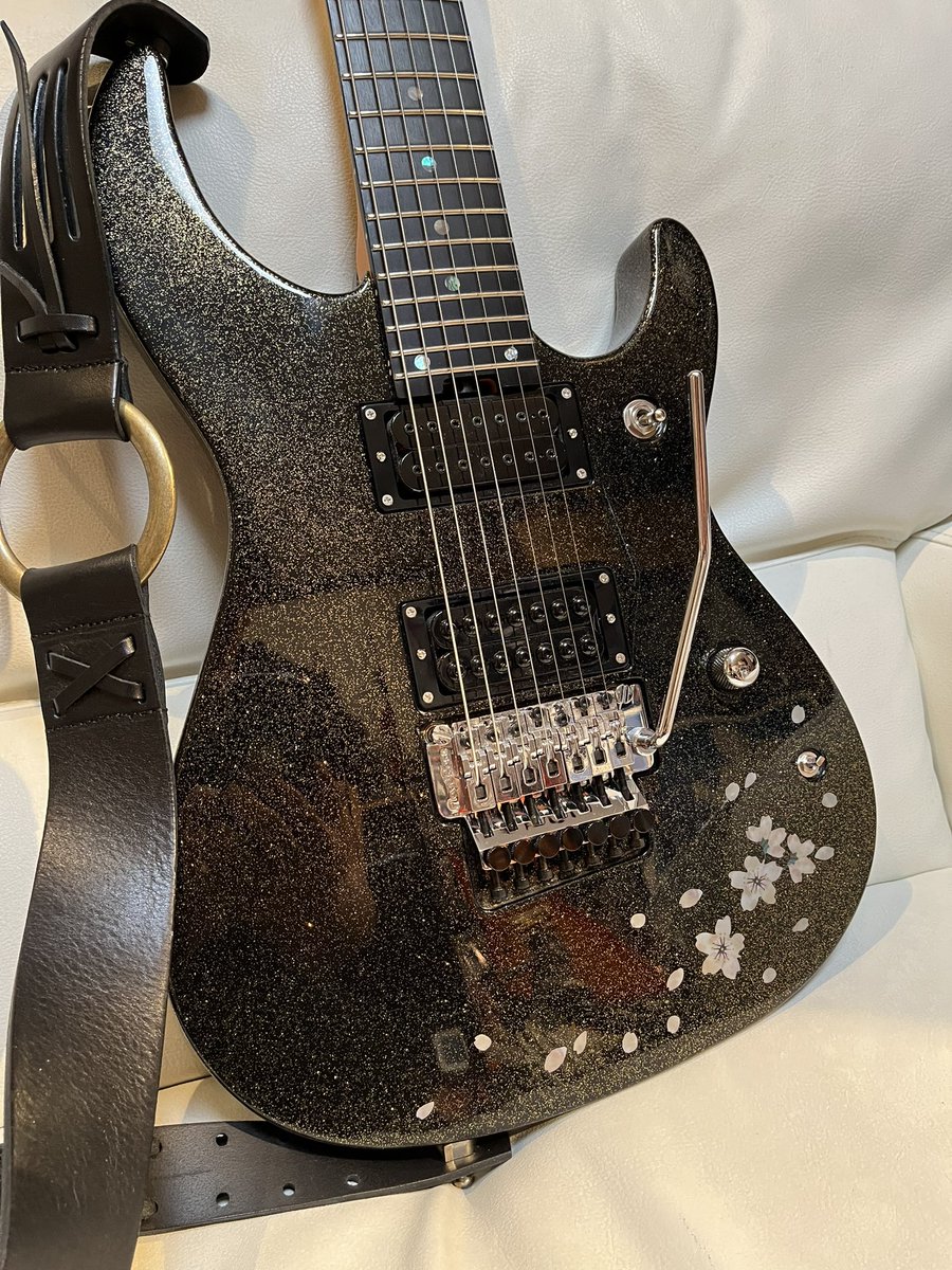 Hamachan_1968's tweet photo. 日曜日の気まぐれギターはKillerの
ちゃっきーさんモデルからOyaide Ecstasy Cable〜Suhr Shiba Driveを経由してColossal Cable Brooklyn〜Bogner Ecstasyの2chで鳴らしました♪

ヘヴィなバッキング弾きたくなるサウンドです♪

#KillerGuitars #Bogner #Suhr #Oyaide #ColossalCable #キラーギター https://t.co/DwsxACL2Xj