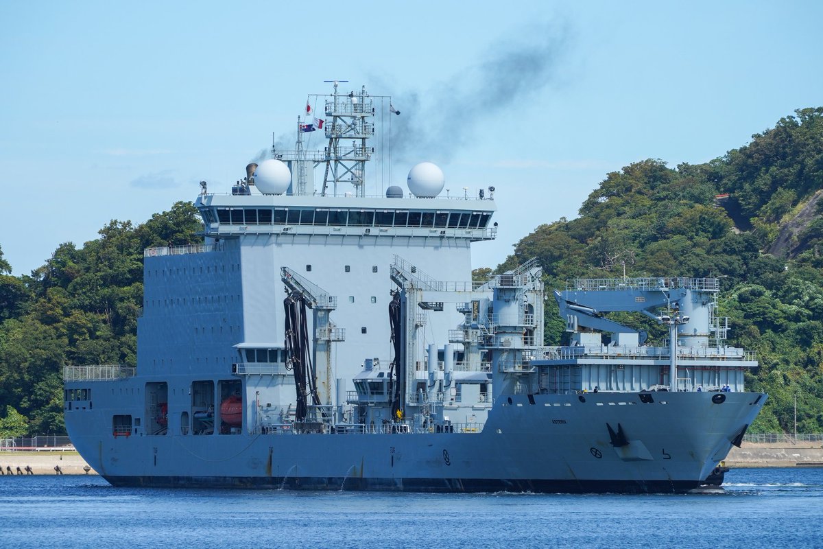 横須賀本港を出港するカナダ海軍補給艦MVアステリクス。黒い排気に迫力を感じます。
#カナダ海軍 #補給艦 #MVAsterix #横須賀