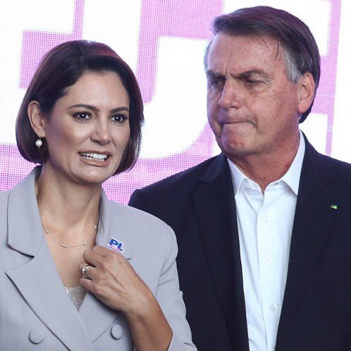 🚨 Política: 
Ao lado de Bolsonaro, Michelle discursou no evento do PL: 'Estão querendo apagar nosso legado.Alguém poderia me dizer que legado ?