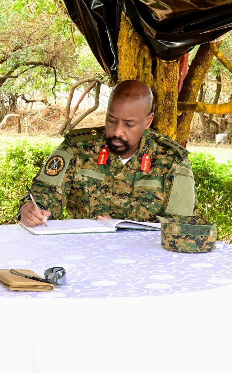 Gen_Rwashande_'s tweet photo. Just like my hero Fidel Castro, I shall serve my country through thick and thin! As Che used to say 'Venceremos'! We shall overcome!!!~ @mkainerugaba https://t.co/XBc7byiO46