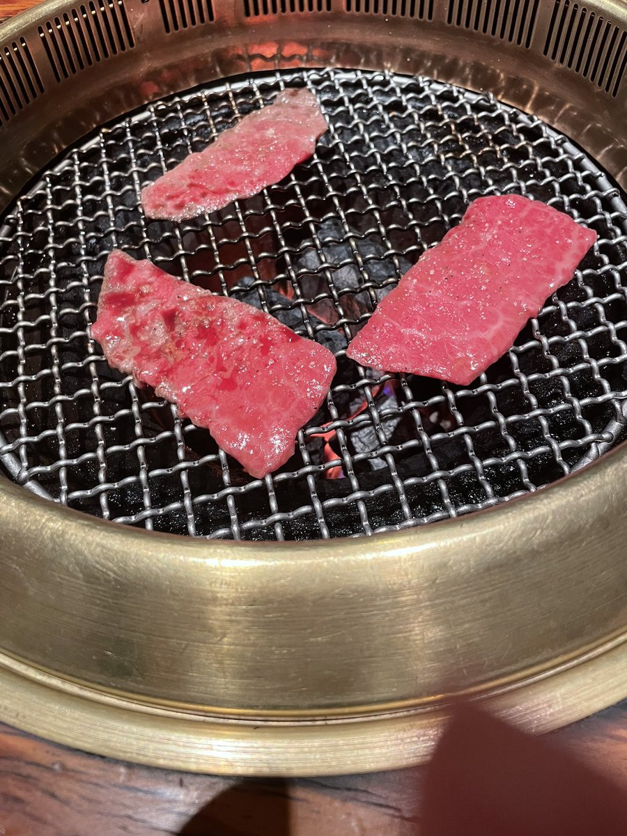 「HIKAKINが20億の豪邸でBBQしてる動画を見た幼女が焼いたホタテ食べたい!」|犀🐑のイラスト