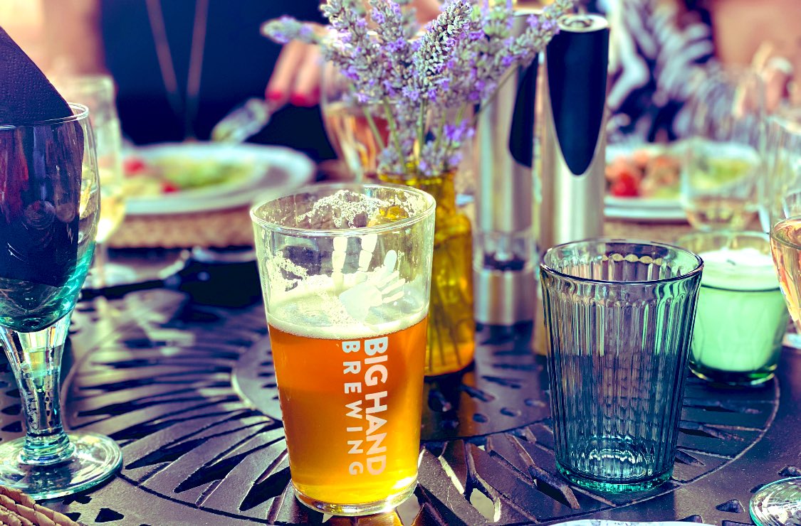 Enjoying a relaxing Sunday with family, friends and a pint of Big Hand. Cheers! 🍻 ✋ ☀️ 

#happysunday #paleale #latesummer  #realale #cheshirelife #bighandbrewing #lovebeer