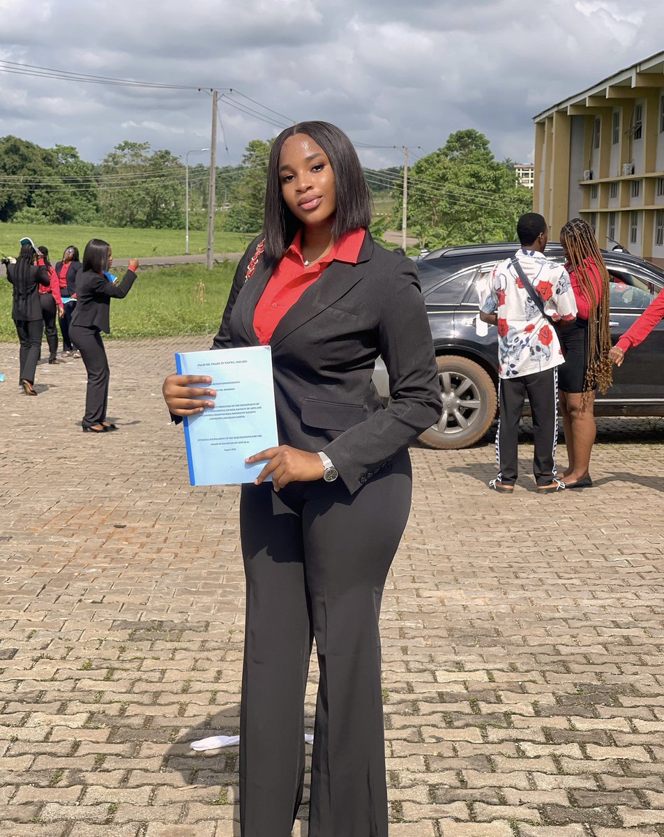 derah_max's tweet photo. Long story short, I survived!🤭

It’s a wrap!!!
B.A ACQUIRED ✅
A certified Diplomat! 🎓 

#graduate #coou #ansu #Anambra https://t.co/rJrSNzDVN8