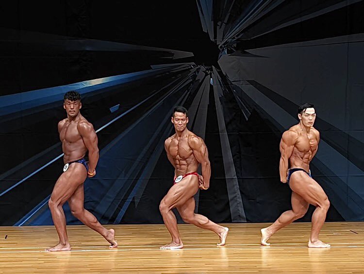 ISuperbody's tweet photo. 日本クラス別ボディビル選手権
90kg超級で優勝しました🏆

大会運営、応援してくださった方々ありがとうございました！！

減量終わったし、本当は観光したいのですが仕事あるので直帰です。新幹線満員で座れないんで硬い通路に2時間腰掛けてます。身体休めたい。 https://t.co/eqMMSmGsIc