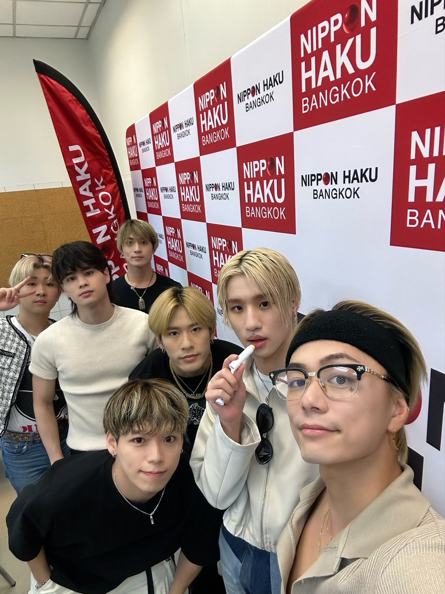 ballistik_fext's tweet photo. ／
NIPPON HAKU BANGKOK 2023
BALLISTIK BOYZ mini FAN MEETING
＼

รู้สึกดีใจมาก ที่ได้มาเจอกับแฟนๆหลายคน!!
แล้วเจอกันอีกนะ✨

#NIPPONHAKUBANGKOK2023
#LDH_NIPPONHAKU2023
#nipponhaku #นิปปอนฮาคุ
#BALLISTIKBOYZ #BBZ https://t.co/qRBgMbIvAp