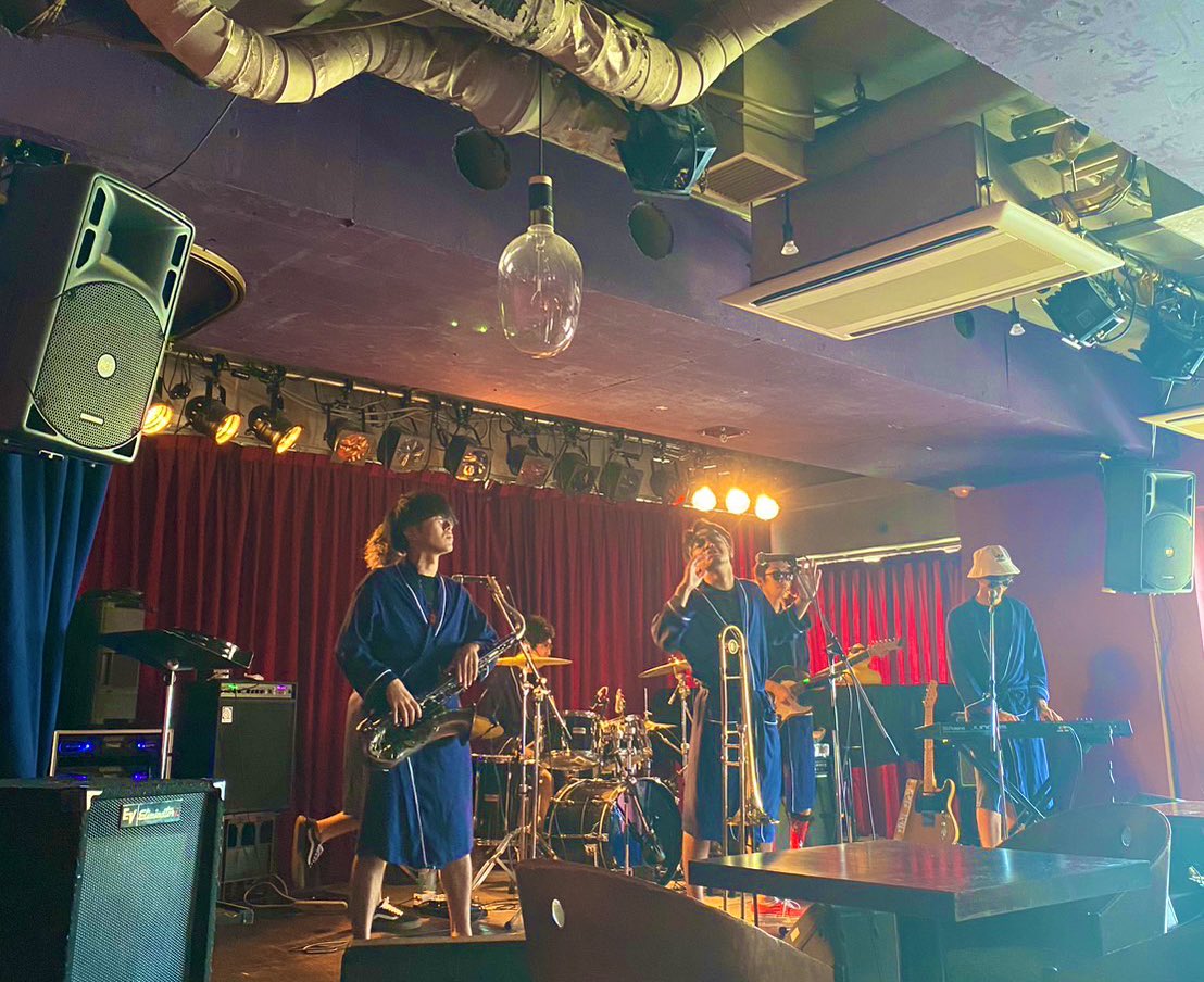 funk_takuma's tweet photo. さすがに疲労コンパニティなので、ライブについては後日たっぷり書こうと思うけど、我々スカグルは紆余曲折ありながらも8年目に突入、最近は遠距離バンドになったけど、なぜか今まで以上に楽しさスキルそして機材の数もアップしてとっても最高のライブでした、そしてバスケ日本代表おめでとう https://t.co/jRQXtgDrID