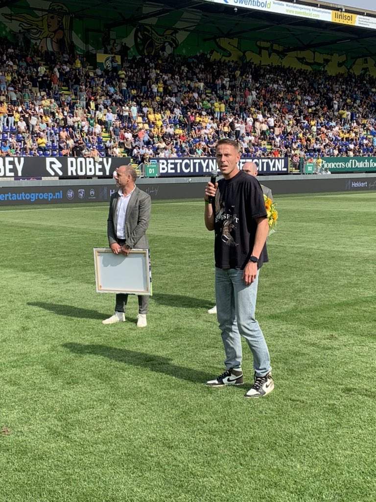 Afscheid van Paul Gladon tijdens de rust <a href="/FortunaSittard/">Fortuna Sittard</a> tegen <a href="/AFCAjax/">AFC Ajax</a> #foraja 
Paul bedankte het publiek en het publiek bedankte Paul.