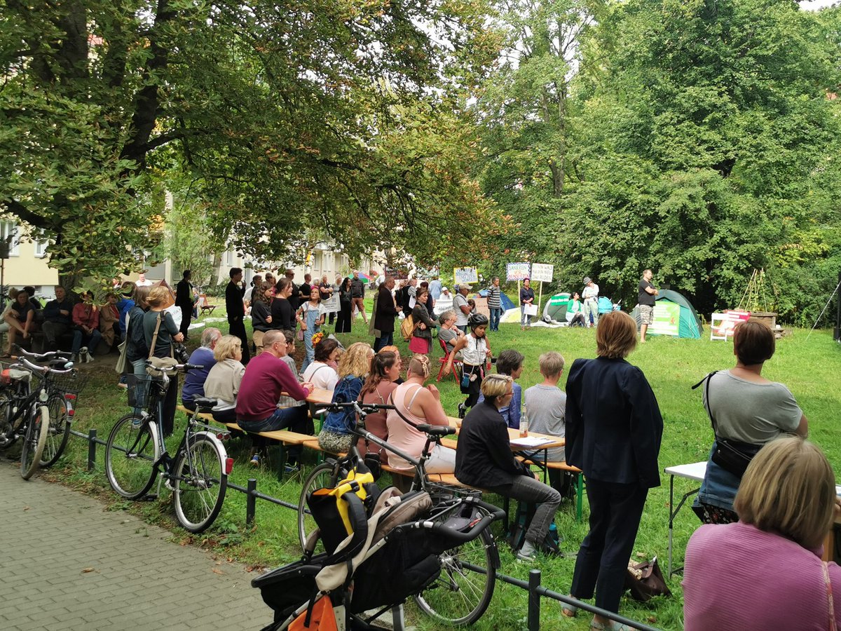 Protest gegen Baumabholzung und Bebauung des grünen Hofes Ossietzkystraße/am Schlosspark. #gruenerKiez