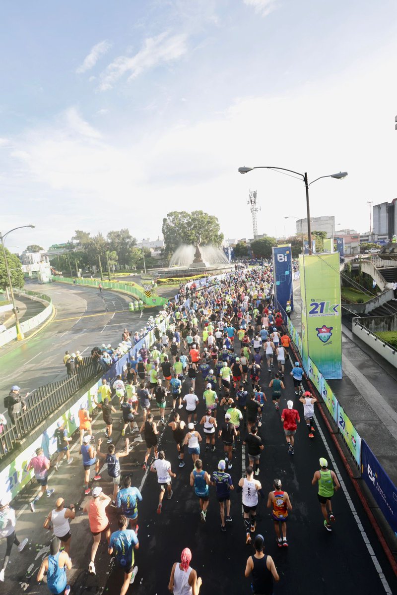 ¡Banderazo de Salida!🏁  🏃‍♀️🏃
El Alcalde de la Ciudad da inicio a esta nueva edición. 
¡Ánimo atletas! 🥇
<a href="/BancoIndustrial/">Banco Industrial</a>
 #LaCarreraDeLaCiudad