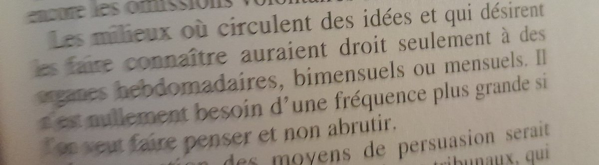 Laelia_Ve's tweet image. Simone Weil qui rêve d'un monde où  les médias auraient une fréquence mensuelle, bimensuelle ou  hebdo car "il n'est nullement besoin d'une fréquence plus grande si on veut faire penser et non abrutir".
En fait la direction d'inter est bien philosophe 😇 
#LeGrandDimancheSoir