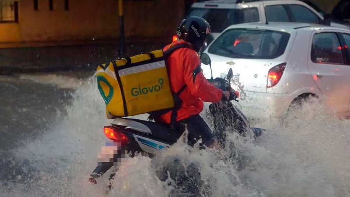 ismaescribano_'s tweet photo. Como de hijo de la gran puta tienes que ser para que en Madrid te salte una alarma de protección civil por la lluvia y con dos cojones te pidas un glovo https://t.co/E4p24LyOpo