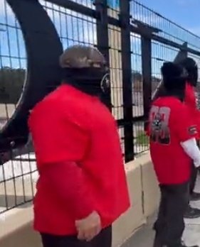 2CynicAl65's tweet photo. "So I'm sitting outside on a park bench waiting for the AllYouCanEat buffet to open, when these guys roll up and offer me a free red t-shirt and a $50 Waffle House gift card. Well....red is my color, I tell ya. So I says what the heck, let's see what they're up to."
#HowIGotHere https://t.co/JhVDHyVLiX