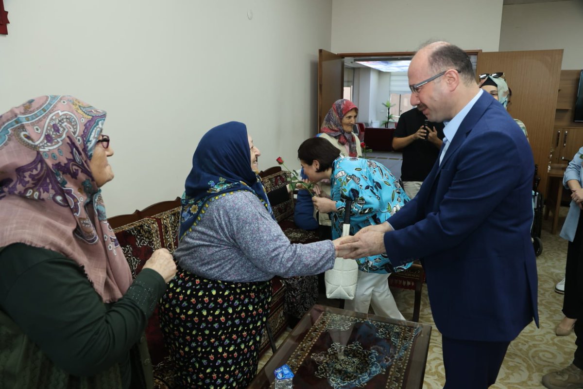 valiserdengecti's tweet photo. Eşim Belkıs Hanım ile birlikte bizleri bugünlere hazırlayan, fedakâr ve sevgi dolu yürekleriyle yolumuzu aydınlatan değerli büyüklerimizi ziyaret ettik. 

Rabbim ömürlerini bereketlendirsin, sıhhat ve afiyet ihsan eylesin. 

📍Giresun Huzurevi https://t.co/hYJhLmmtW4