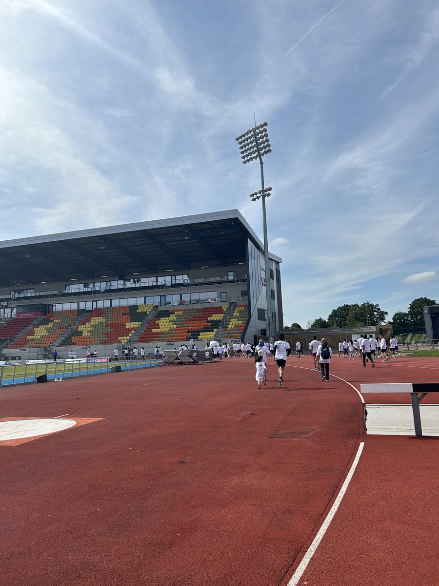 MitzvahDay's tweet photo. ☀️A beautiful sunny Sunday at the StoneX Stadium in Barnet for The London Interfaith Fun Run 🏃♀️
💚Laurie was representing Mitzvah Day and was surrounded by other incredible charities, runners & friends.
We were all there to unite for a future free from hate. #LetsRunTogether https://t.co/lGV8IXTX4t