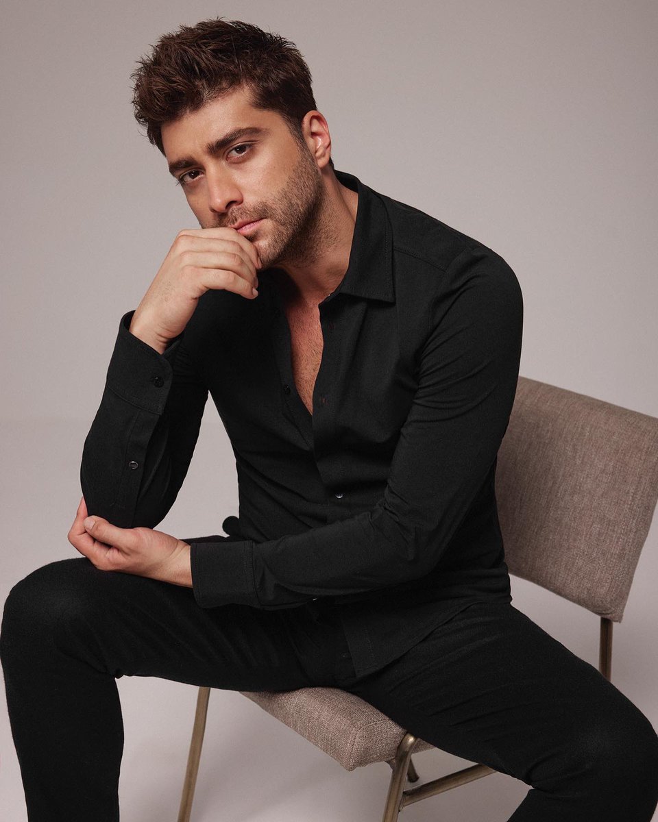 "beMAN" dergisine konuk olan #DoğukanGüngör'den karakteri Fatih hakkında açıklaması;
"Fatih; hayatın içinden bir karakter, ailesi ve sevdiği kadın arasında bocalayan bir adam. Doğa'nın ailesinden de gelen ön yargılarla, sevgisini Fatih'e gösterememesi, kafasının dikine gitmesi,