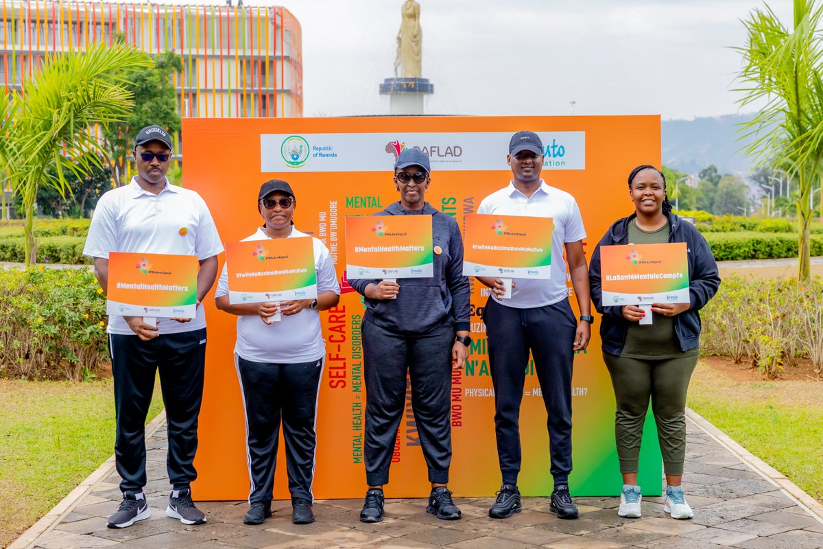 Today, the 2023 Kwita Izina Namers and guests joined Her Excellency @FirstLadyRwanda, @RwandaGov officials and Kigali residents for the bi-monthly Car Free Day to promote health and well-being. #KwitaIzina🦍 | #VisitRwanda🇷🇼