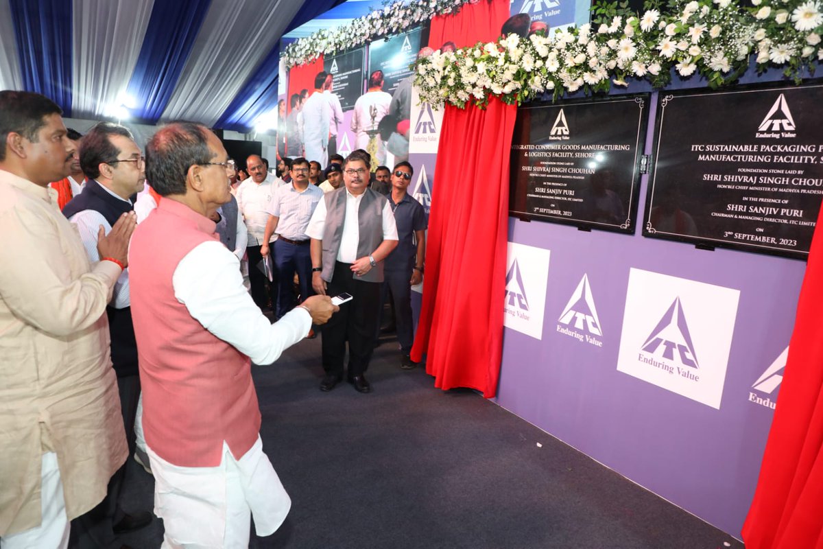JansamparkMP's tweet photo. मुख्यमंत्री श्री @ChouhanShivraj ने आज सीहोर जिले के ग्राम बडियाखेड़ी में @ITCCorpCom की ₹1500 करोड़ लागत की दो औद्योगिक इकाइयों का भूमिपूजन किया। 

कार्यक्रम में आई.टी.सी. लिमिटेड के चेयरमैन व एमडी श्री संजीव पुरी जी उपस्थित थे। 

@CMMadhyaPradesh 
#JansamparkMP https://t.co/xtEXnzy3y2