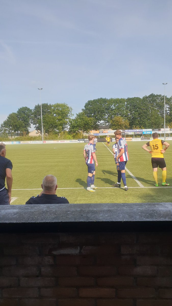 In de 60e minuut een dubbele wissel bij <a href="/WilhelminaBoys/">WilhelminaBoys</a> #MaxUiterdijk en #BartvanHalteren komen het veld in voor #LarsKuys en #Walid #ForzaBoys #Tricolores #Beker