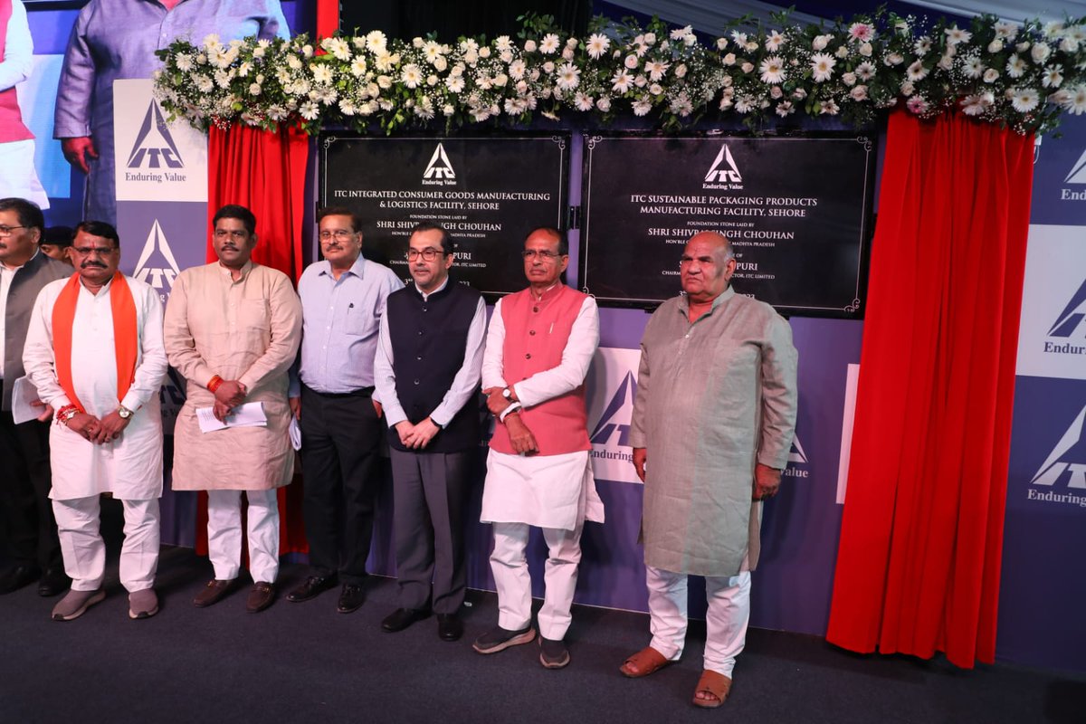 JansamparkMP's tweet photo. मुख्यमंत्री श्री @ChouhanShivraj ने आज सीहोर जिले के ग्राम बडियाखेड़ी में @ITCCorpCom की ₹1500 करोड़ लागत की दो औद्योगिक इकाइयों का भूमिपूजन किया। 

कार्यक्रम में आई.टी.सी. लिमिटेड के चेयरमैन व एमडी श्री संजीव पुरी जी उपस्थित थे। 

@CMMadhyaPradesh 
#JansamparkMP https://t.co/xtEXnzy3y2