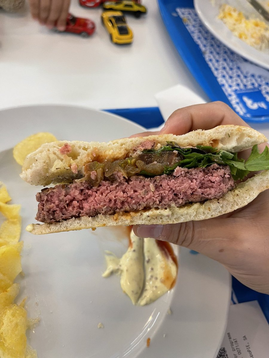 Review do H3 Superbread com cebola caramelizada (8.95€)

Carne suculenta, bem temperada e grelhada no ponto. Focaccia fresca e crocante no exterior. A cebola caramelizada adicionava uma doçura agradável.

10/10 mamava em todos os shoppings