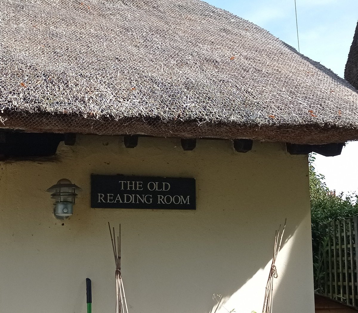 MadelaineCSmith's tweet photo. A whole village of #theold for you @artcath #LetcombeRegis #Oxfordshire https://t.co/p2vuTbfK4O
