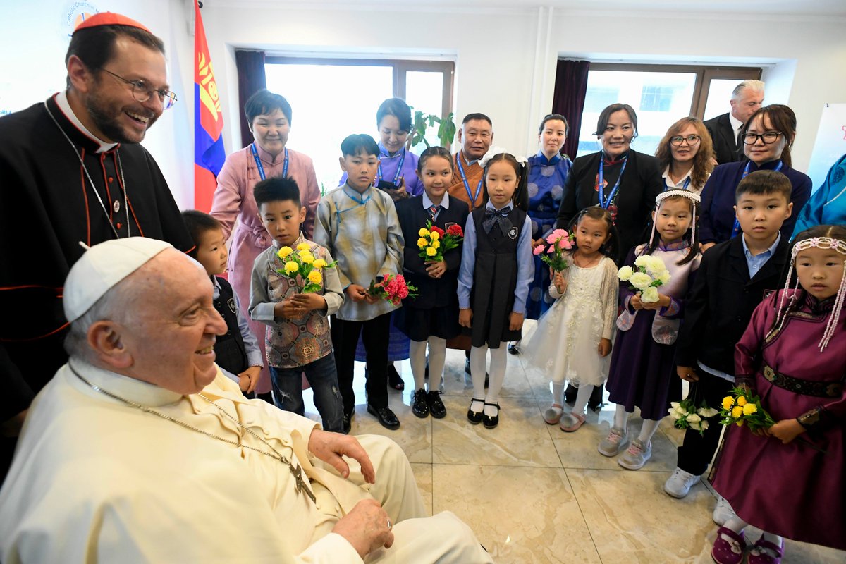 #Монгол дахь эрхэм ахан дүүс ээ, айлчлалын өдрүүдэд надад үзүүлж буй нөхөрсөг бэлэгт талархаж байна. Баярлалаа. Тэнгэрбурхан та бүхнийг ивээх болтугай. Та бүхэн миний зүрх сэтгэлд орших болно. Миний төлөө залбирч, бодолдоо намайг санахыг та нараас хүсье.