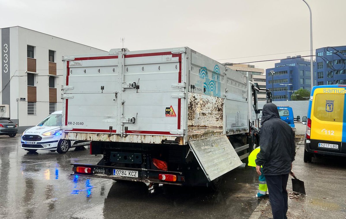 Se intensifica la lluvia y en #BarrioDelAeropuerto se han retirado los vehículos de zonas bajas, quitado obstáculos y desalojado vecinos a un hotel ante la posibilidad de inundación en C/ Garganchón. #Madrid